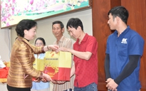 Phó thủ tướng Phạm Thị Thanh Trà trao quà tết cho người dân Đồng Tháp