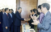 Tổng Bí thư Tô Lâm gặp gỡ cộng đồng người Việt Nam tại Lào