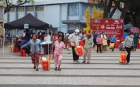 Ấm áp tình người trong phiên chợ tết 0 đồng ở Phú Quốc