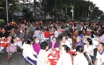 Tiệc tất niên ở góc công viên TP.HCM, nhạc xuân rộn ràng: Hơn 500 người cùng ăn tết