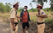 CSGT mật phục bắt xe ben chở đất chất 'cao như núi' phóng bạt mạng trên đường