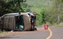 Đồng Nai: Xe 7 chỗ lật nghiêng trên đường, 2 bà cháu tử vong