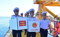 Những lá phiếu bầu cử đầu tiên nơi đầu sóng