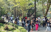 Khách mặc áo dài, đoàn viên... được mua vé cổng 40.000 đồng ở Thảo Cầm Viên