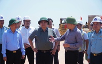 Thủ tướng kiểm tra sân bay Phù Cát, thống nhất rút ngắn 3 tháng tiến độ