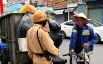 Xe lôi chở rác cồng kềnh trên đường: CSGT TP.HCM tăng cường xử lý
