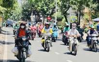 Thời tiết TP.HCM nắng nóng, người dân che kín từ đầu đến chân khi ra đường