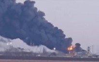 Chiến sự Ukraine ngày 1.478: Ukraine tấn công trung tâm dầu mỏ Nga, ông Zelensky đến Romania