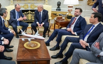 Ông Trump giải thích thói quen mua giày tây tặng cấp dưới