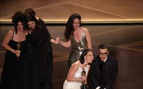 Khoảnh khắc hỗn loạn tại Oscar khi hai đề cử bất ngờ cùng thắng một giải