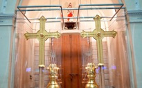 Nhà thờ Đức Bà: Sẽ đặt 2 Thánh giá mạ vàng nặng 400 kg lên đỉnh tháp ngày 19.3