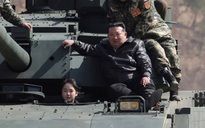 Con gái ông Kim Jong-un xuất hiện cùng cha trên xe tăng chiến đấu chủ lực mới