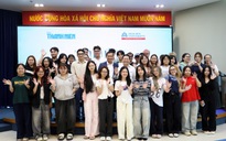 Sinh viên ngành quan hệ công chúng phóng máy bay để… chọn đề thi cuối kỳ