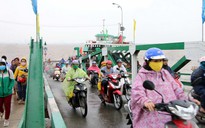 Hai bến phà lớn nhất TP.HCM tăng giá vé vì không chịu nổi bão giá dầu