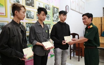 TP.HCM: Ba anh em cùng tình nguyện nhập ngũ