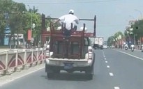 Xe bán tải biển xanh chở người và bàn ghế sau thùng, CSGT Huế vào cuộc