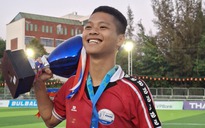 Chỉ còn một tay lành lặn, vẫn kiêu hãnh nâng cúp cùng Trường ĐH Thủy lợi