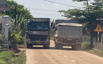 Xe tải chở đất tung hoành, người dân 'thấp thỏm' khi ra đường