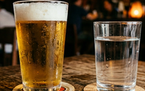 Uống nhiều nước có giúp gan đào thải cồn nhanh hơn không?