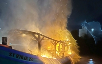 Cháy tàu cá thu mua hải sản tại Cà Mau, thiệt hại hơn 600 triệu đồng