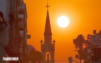 Mặt trời lặn sau tháp nhà thờ Cha Tam ở Chợ Lớn: Khung cảnh hiếm gặp