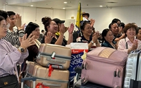 Du khách kẹt tại Trung Đông reo hò vỗ tay khi về tới Việt Nam