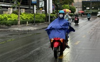 Giông sét cả buổi chiều, nơi nào ở TP.HCM sẽ có mưa trái mùa?