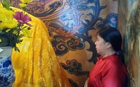 Vật thiêng của làng: Khối đá được thay hoàng bào mỗi năm