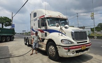 Vì sao các cửa hàng xăng dầu ở TP.HCM không đổ đầy cho xe ben, đầu kéo?