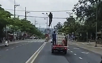 Quảng Ngãi: Xử phạt tài xế chở người đu bám trên thùng xe tải