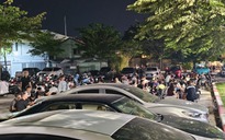 Bãi đậu xe công cộng bị lấn chiếm để bán thức uống