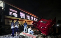 Xe container cố vượt rào chắn bị tàu SE8 tông gãy đôi: Khởi tố vụ án