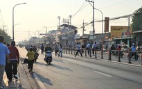 Để kịp giờ làm, nhiều người liều mình leo dải phân cách băng qua đường ở TP.HCM