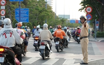 CSGT TP.HCM tăng cường điều tiết đường Mai Chí Thọ, 'hạ nhiệt' ùn ứ giờ cao điểm