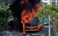 Cháy xe khách giữa trung tâm Nha Trang, cột khói đen bốc cao hàng chục mét