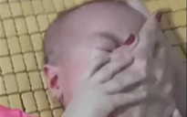 Xác minh clip cháu bé nghi bị bạo hành, người lớn nhiều lần bóp chặt khuôn mặt