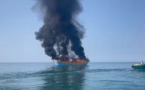 Cháy tàu cá trên biển Phan Thiết, cột khói bốc cao