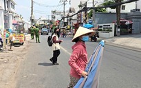 Hàng rong 'bủa vây' cổng trường ở TP.HCM, thấy lực lượng chức năng liền tháo chạy