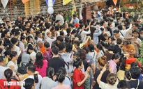 Biển người chen kín chùa Candaransi dự lễ tắm Phật dịp Tết Chôl Chnăm Thmây