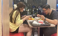 Khi thành phố chìm vào giấc ngủ, người trẻ mới bắt đầu đi ăn