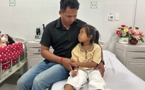 Con muốn sống: Bé gái 8 tuổi sống nhờ truyền thuốc, khẩn cầu 'cha ơi cứu con'