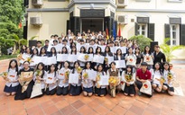 Đại sứ Đức đón các học sinh đậu tiếng Đức đến nhà riêng