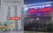 5 người trong gia đình trúng độc đắc xổ số miền Nam đi đổi thưởng trong đêm