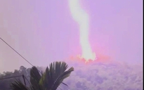 Thanh Hóa: Sét cực lớn đánh xuống đỉnh núi phía tây