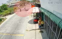 Liều lĩnh lái xe máy tông gãy gác chắn đường sắt khi tàu đang tới