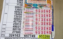 Cùng mua từ 1 người bán dạo, 3 người trúng độc đắc xổ số miền Nam