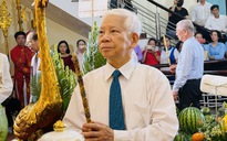 Nguyên Chủ tịch nước Nguyễn Minh Triết dâng hương tưởng niệm các vua Hùng