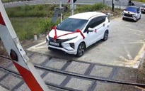 ‘Liều mình’ vượt đèn đỏ băng qua đường sắt, tài xế xe đám cưới bị phạt nặng