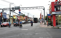 Biển báo bị che khuất trên tỉnh lộ 8, TP.HCM: Tài xế thắng gấp 'cháy đường'