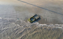 Quân đội tổ chức trục vớt xác xe tăng ở bãi biển Quy Nhơn